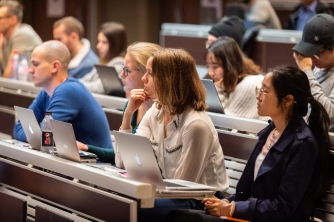 Des étudiants de l’EDHEC réunis en amphithéâtre