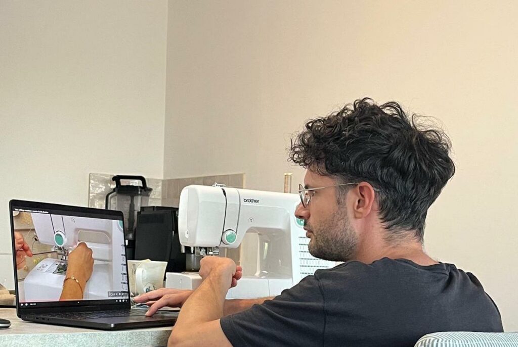 Warren Perez s'essayant à la couture